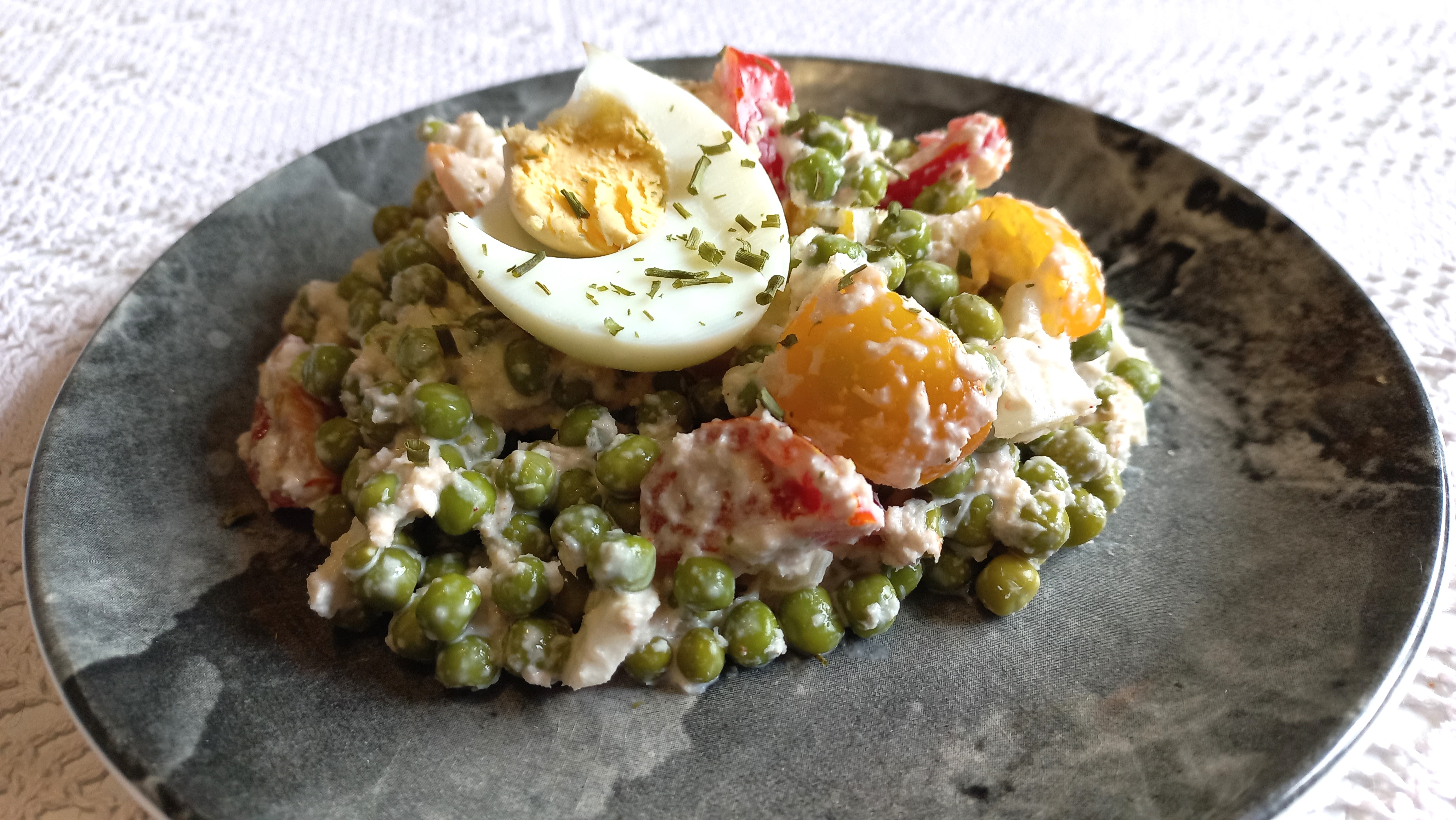 Salade de petits pois, tomates cerises et miettes de crabes