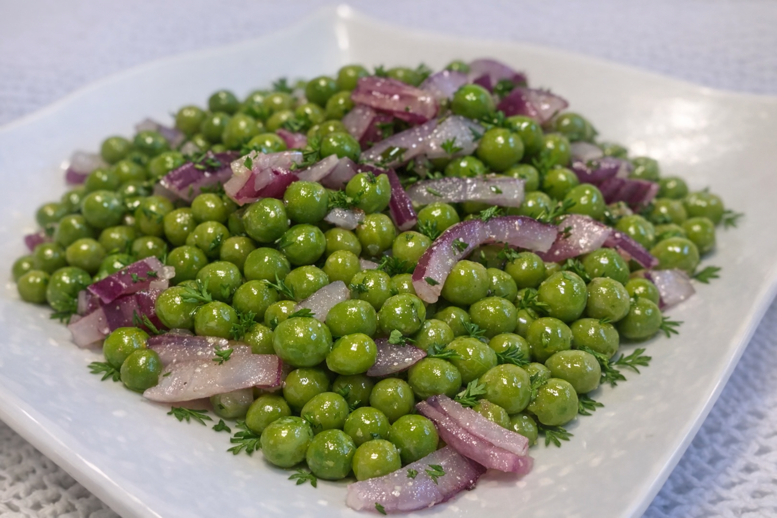 Salade de petits pois crus aux oignons rouges (recette express de Laurent Mariotte)