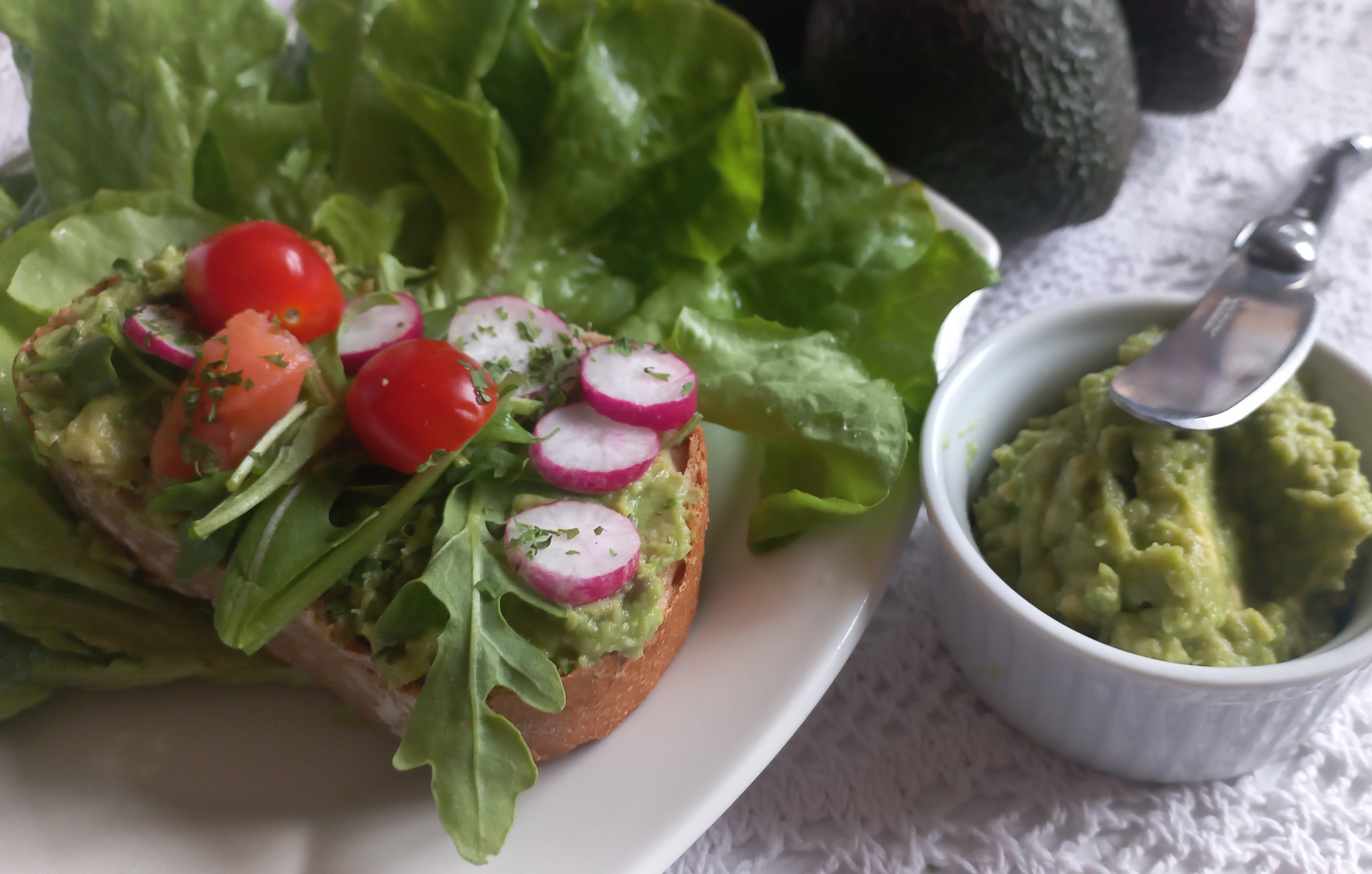 Tartine d&rsquo;avocat crémeux et de radis croquant