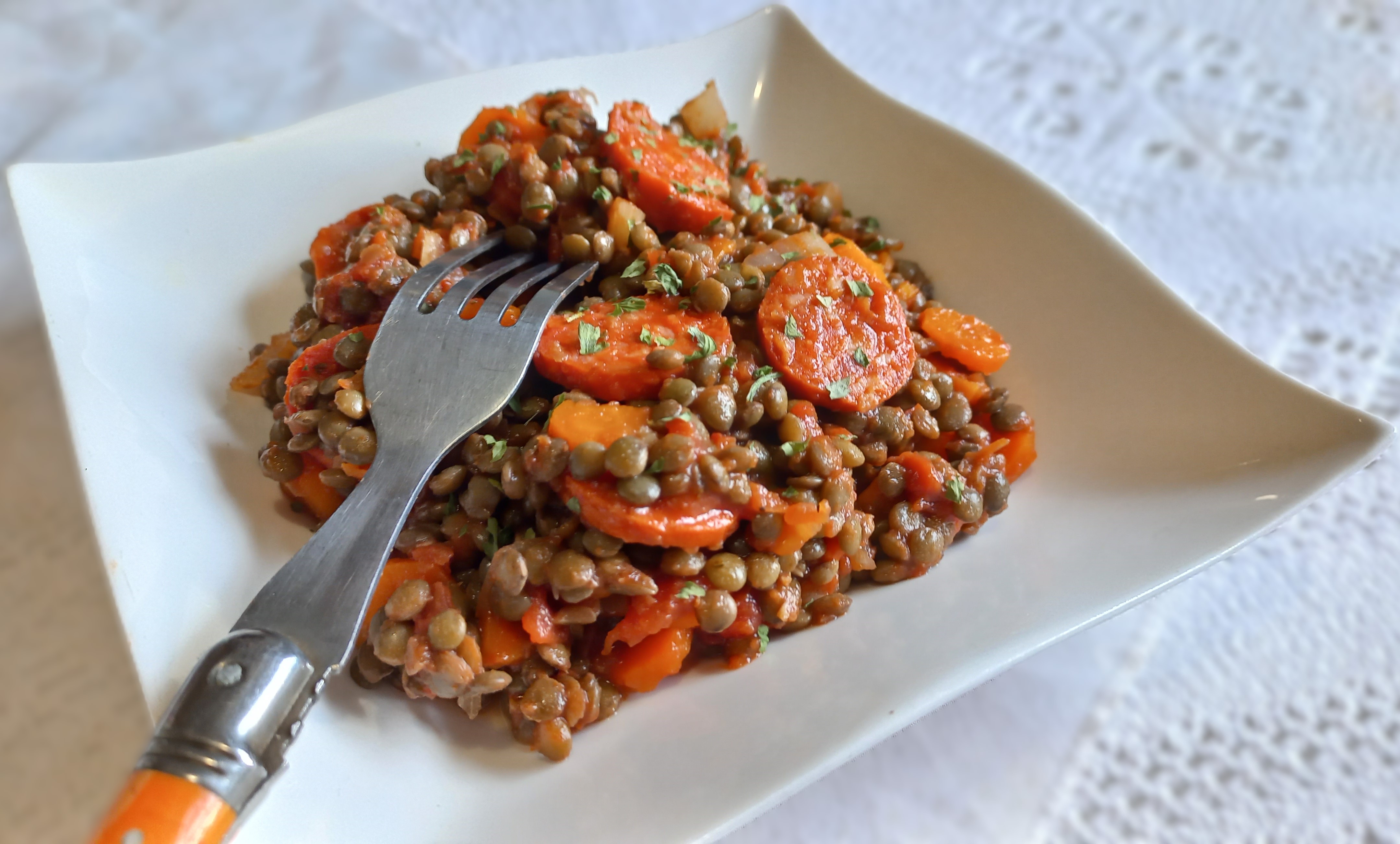 Un plat de lentilles à la bolognaise au chorizo.