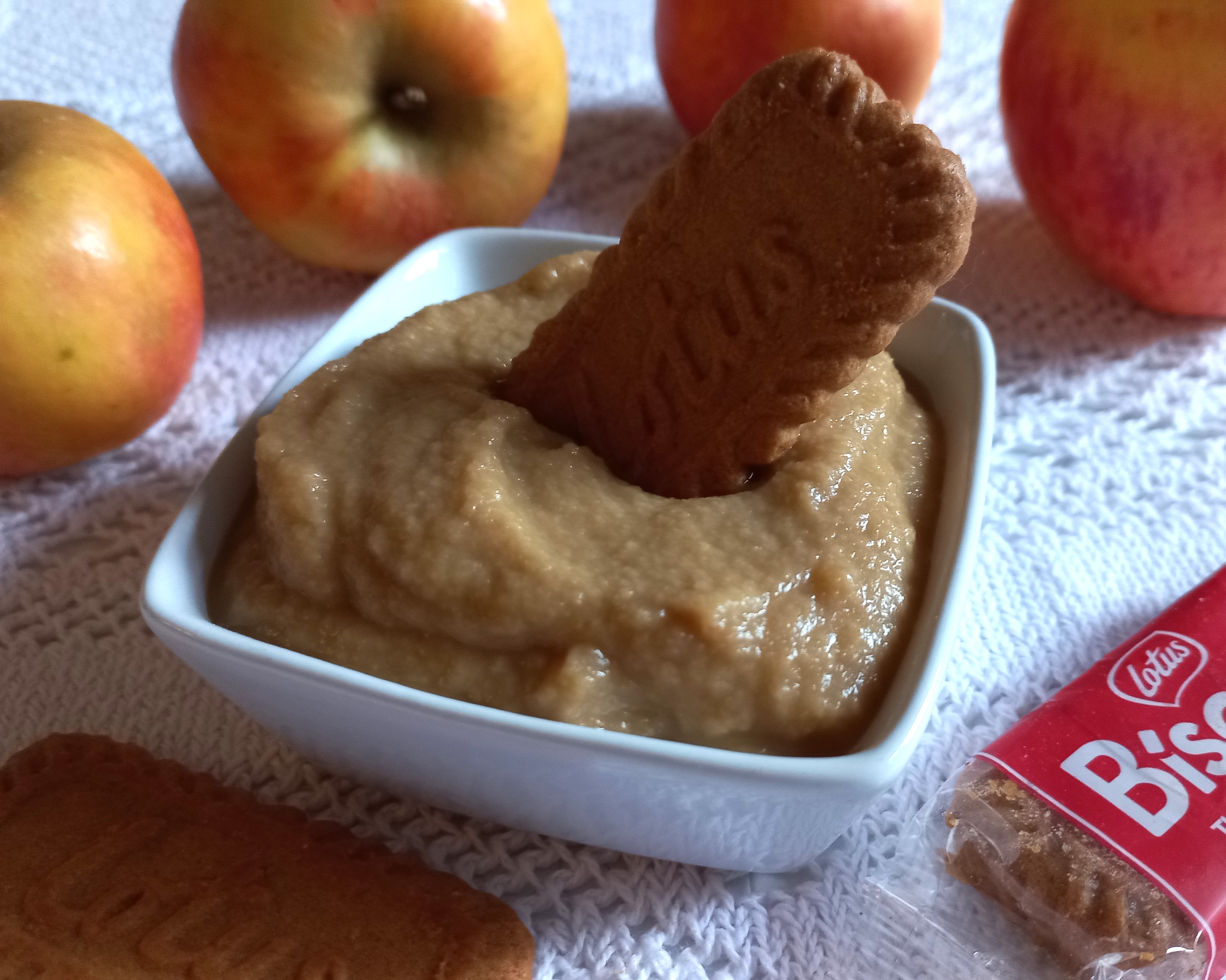 Compote de pommes maison très facile, servie dans un ramequin.