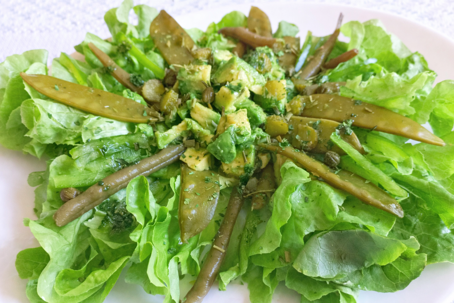 Salade monochrome aux haricots verts, pois gourmands et avocat