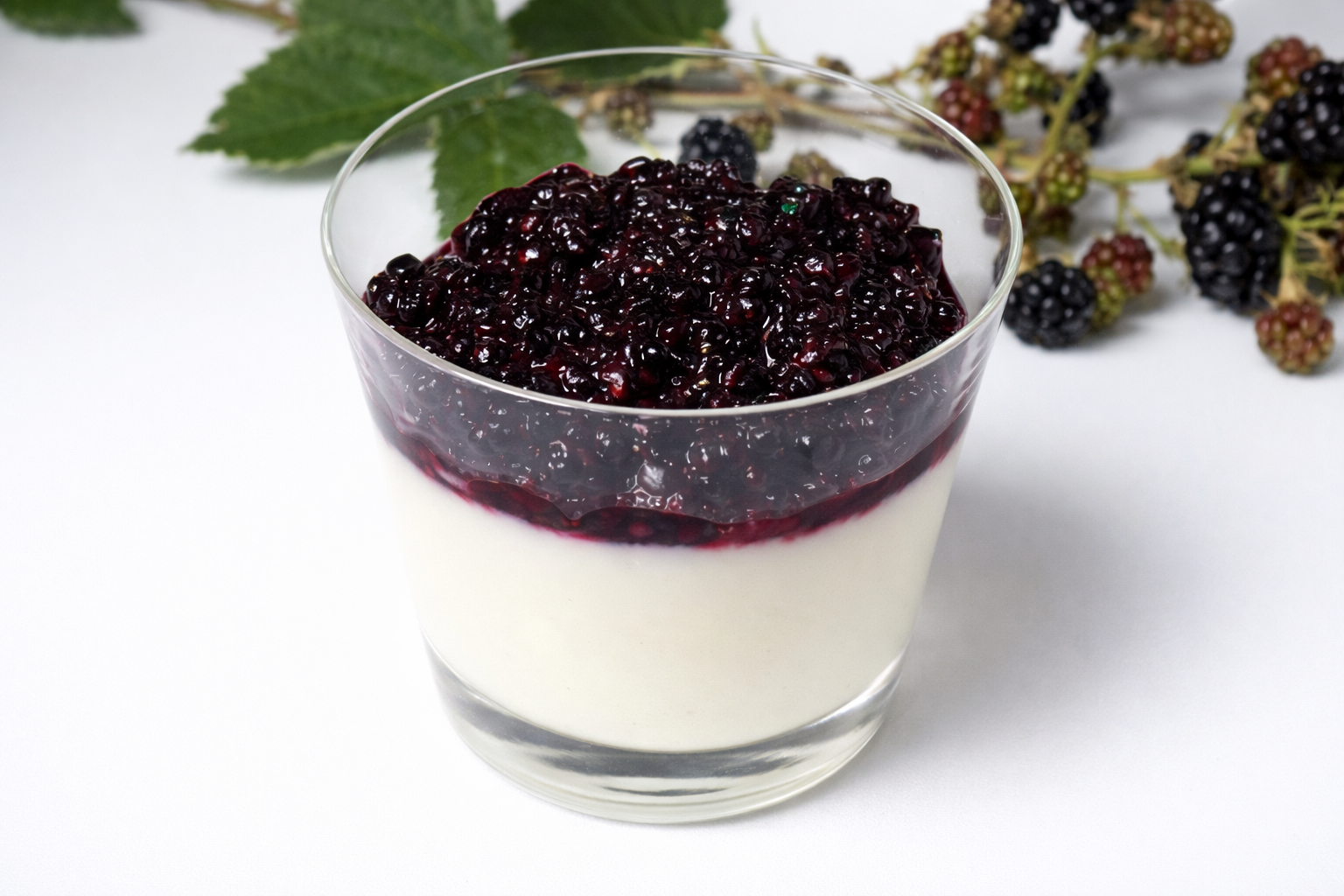 Panna cotta au chocolat blanc et compotée de mûres sauvages