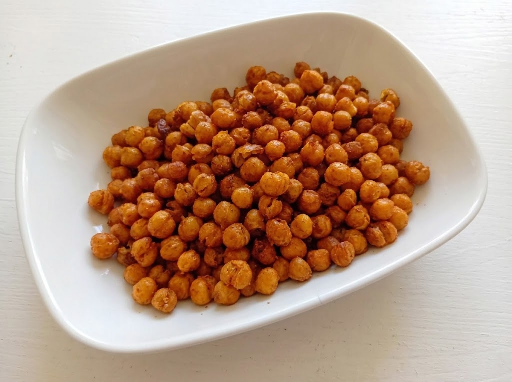 Pois chiches croustillants au Airfryer, dorés et épicés dans un plat blanc